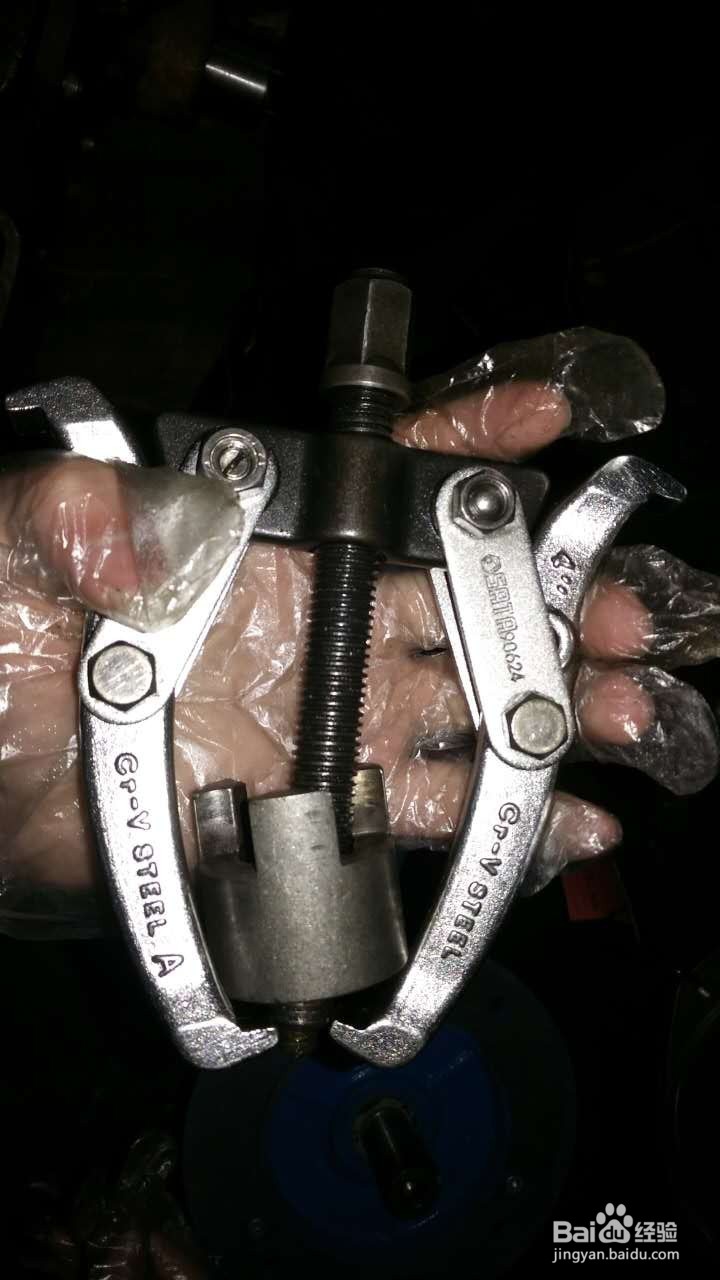 怎样利用工具拆卸电机转轴上的联轴器卡爪