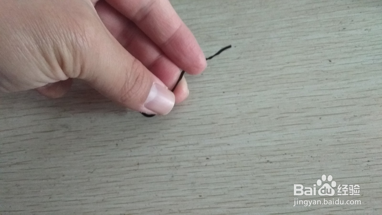 如何用一个软数据线绑绳做简易的中性笔支架