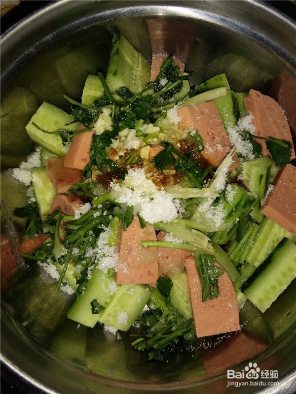 黄瓜午餐肉花生米沙拉