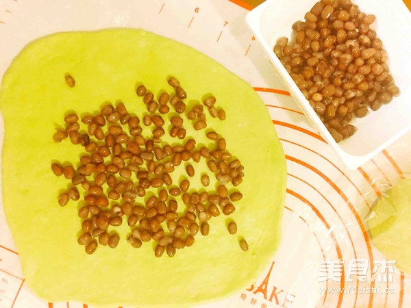 像月牙一般温柔的抹茶红豆软欧包