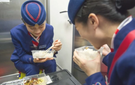 做一个乘务员要具备哪些基本条件