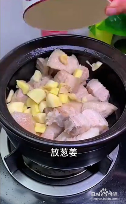 如何制作砂锅焖黄瓜五花肉
