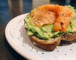 烟熏三文鱼配牛油果吐司