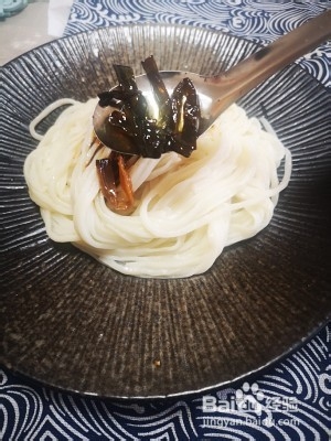 味蕾上的美妙体验之家常葱油拌面