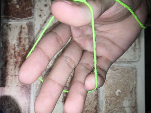 中间有个轴承的悠悠球怎样绑线呢