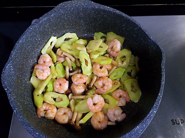 儿菜菌菇炒虾仁