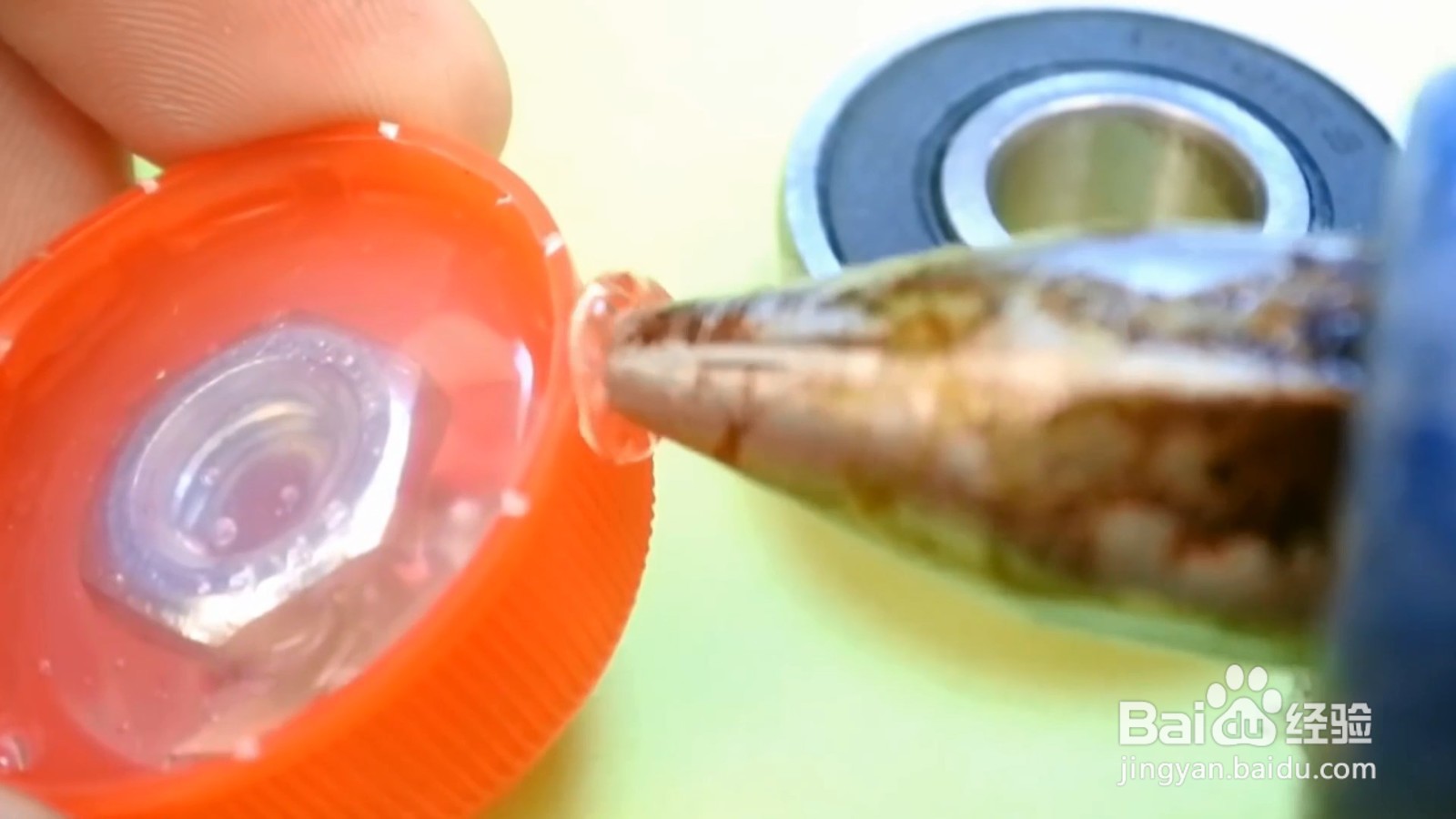 可乐盖还能用来做三角风车，小朋友一定喜欢