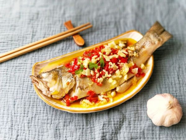 蒜泥剁椒蒸鲈鱼