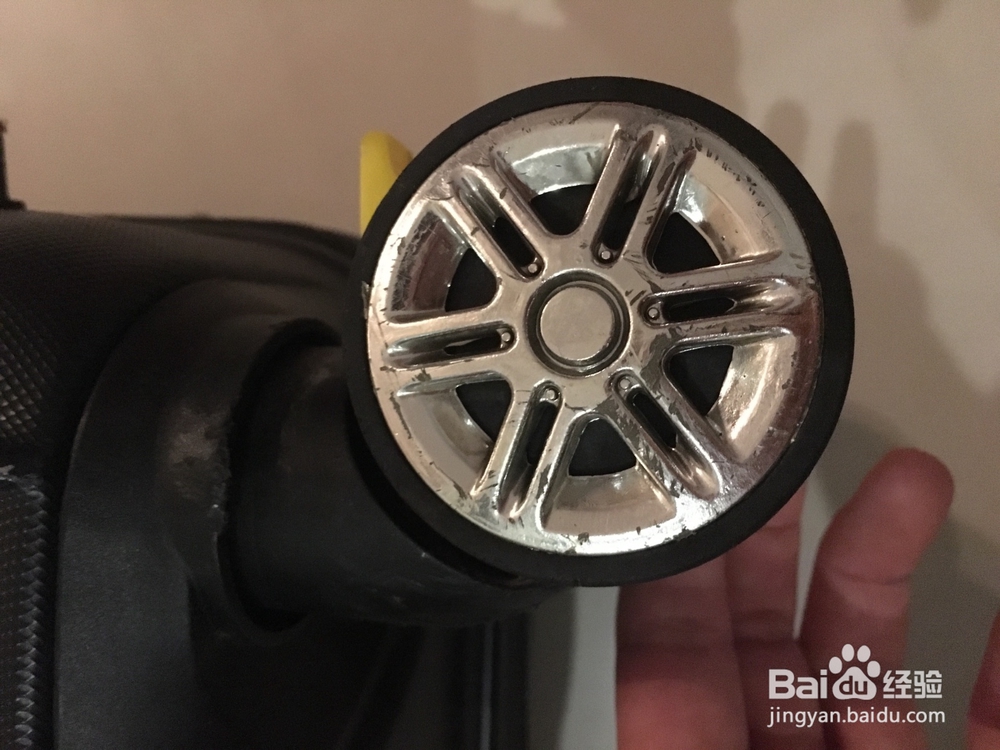 行李箱的万向轮子坏了怎么办?