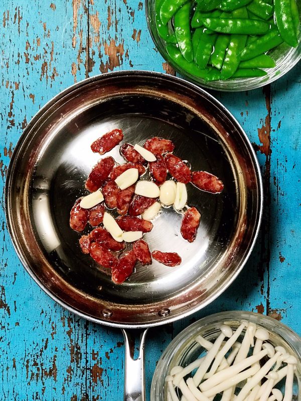 腊肠炒荷兰豆海鲜菇