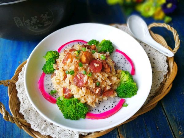 腊肠鸡腿煲仔饭