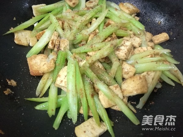 芹菜炒豆腐的做法