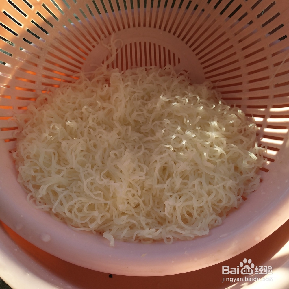 腊肠炒米粉的做法