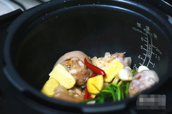 黄豆炖猪蹄多放点黄豆可以吗？会不会影响营养？黄豆不泡，直接和猪蹄放高压锅里炖可以吗