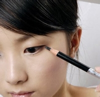 女孩子化淡妆的正规程序