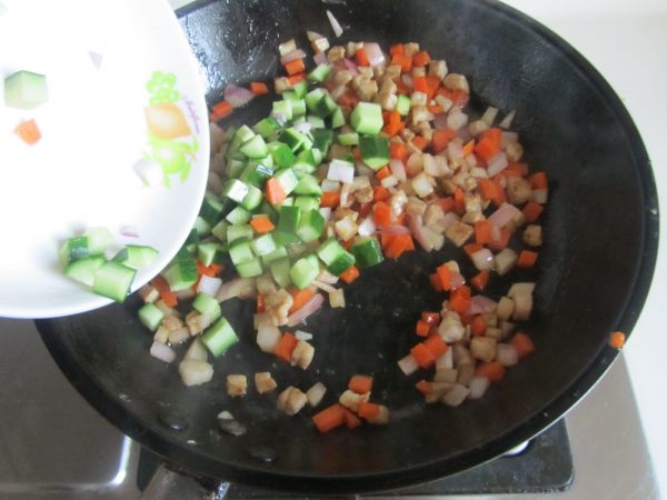 肉丁杂蔬炒馒头丁