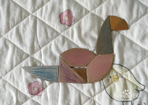 长尾巴的山鸡用蛋形九巧板怎么拼?