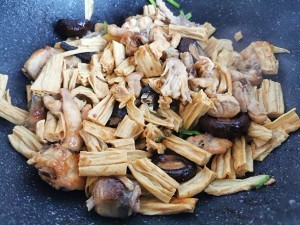 怎么做腐竹焖鸡的攻略/步骤