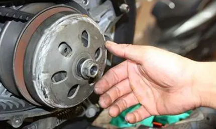 摩托车从高档变低档是捏离合脚住前踩吗