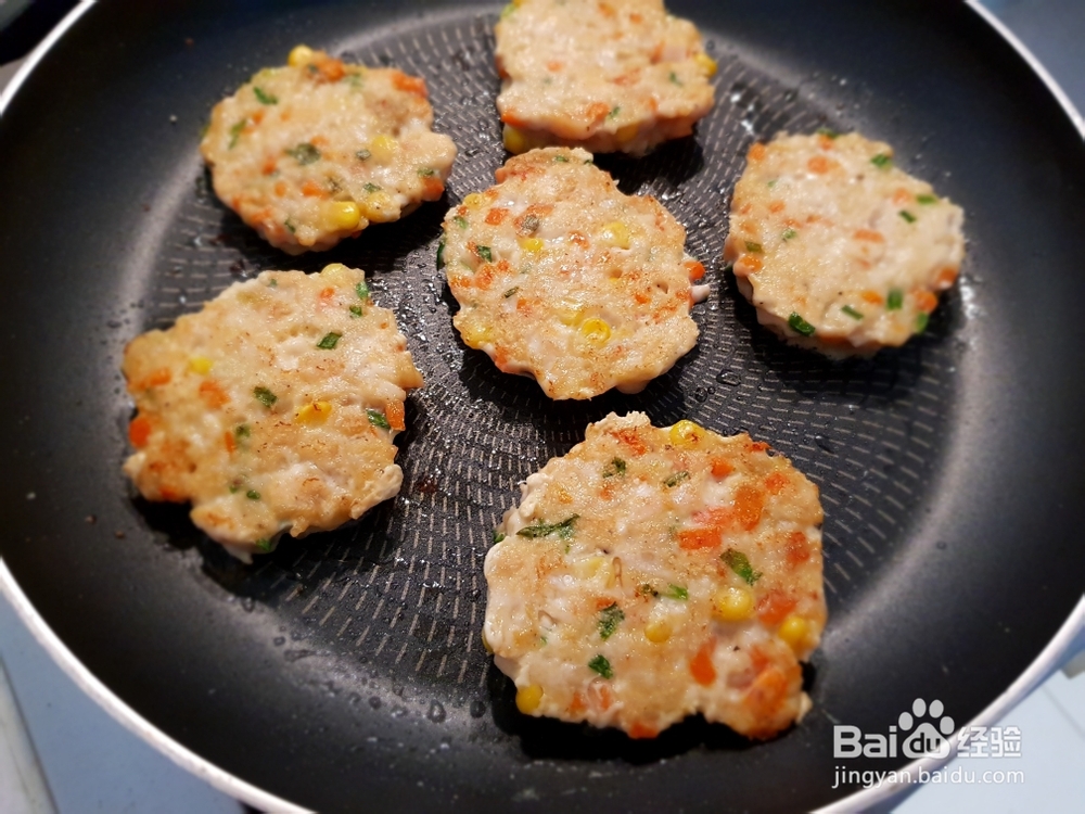 怎么简单的做鸡胸肉虾仁鲜蔬饼?