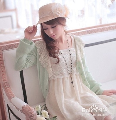 搭配复古的蕾丝连衣裙让你既甜美又乖巧