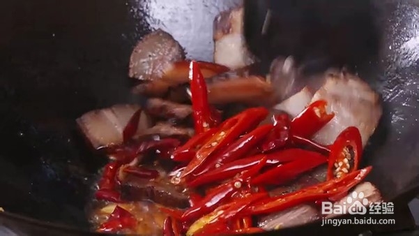 炒腊肉有诀窍,不要直接下锅炒,多加1步,下饭