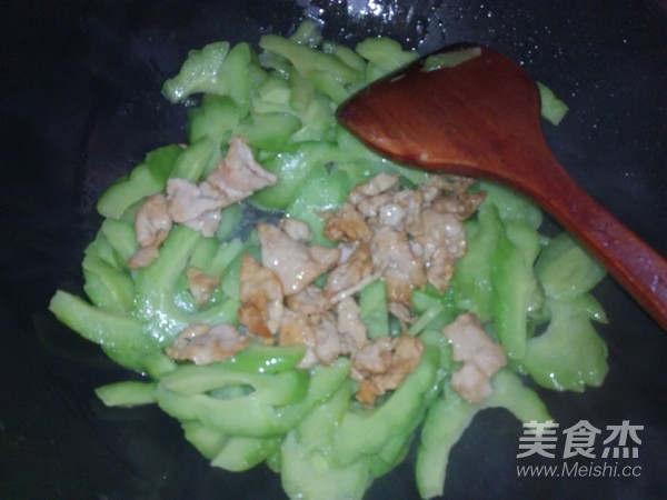 苦瓜炒肉的做法