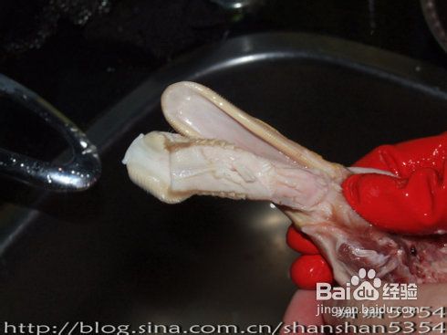 蒜香烤鸭下巴的做法