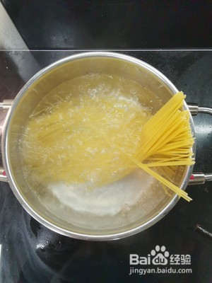 香辣鲜虾培根炒意面的做法