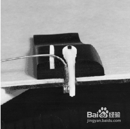 怎样给木吉他上弦