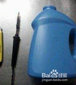 利用空洗衣液瓶子做漂亮花篮