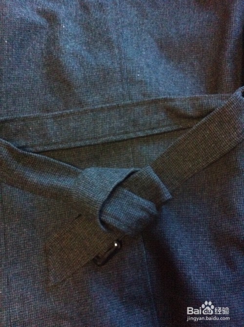 风衣后面腰带怎么系