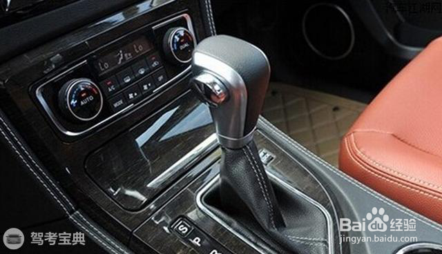 自动挡汽车上下坡，怎么行驶