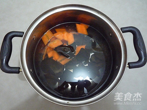 五花肉木耳烧腐竹