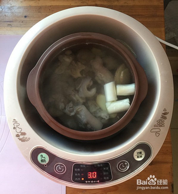 莲藕玉米煲猪蹄的做法