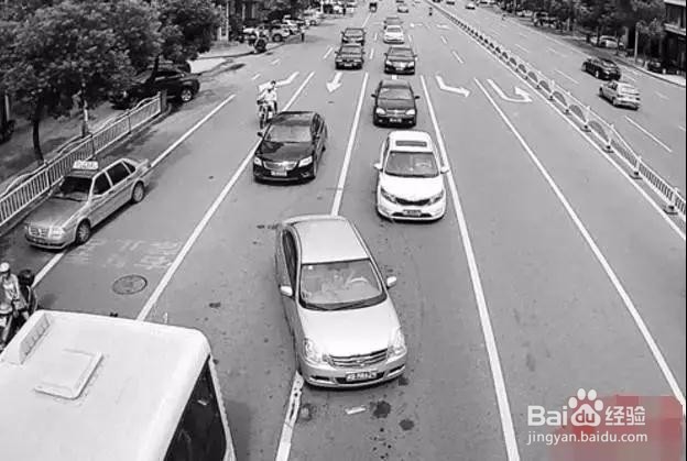 红绿灯路口遇到前车坏了，后面的车应该怎么走？