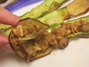 如何制作美味的茄子西葫芦牛肉芝士卷？