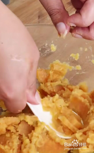 红薯芝麻丸子的做法超级好吃哦