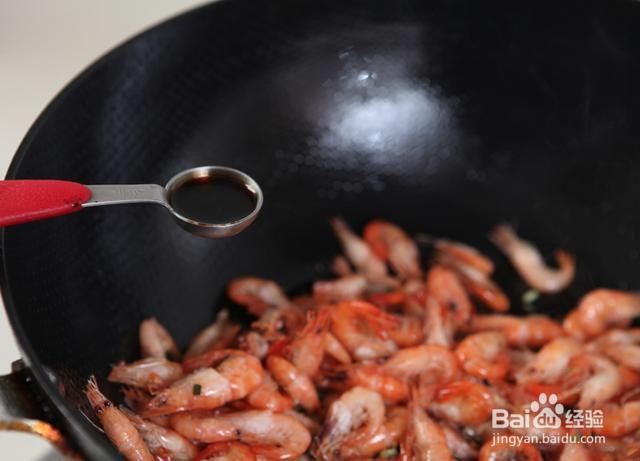 油爆小河虾的做法