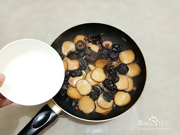 香菇烧素鸡的步骤