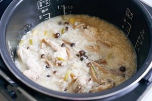 麻油炖鸡粥的做法