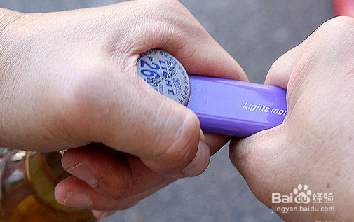 如何不使用开瓶器来开瓶子