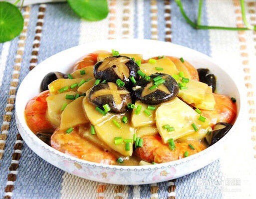 冬笋香菇烧大虾的做法