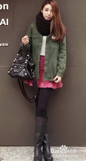 时尚外套搭配短裙+靴子 随性优雅又迷人