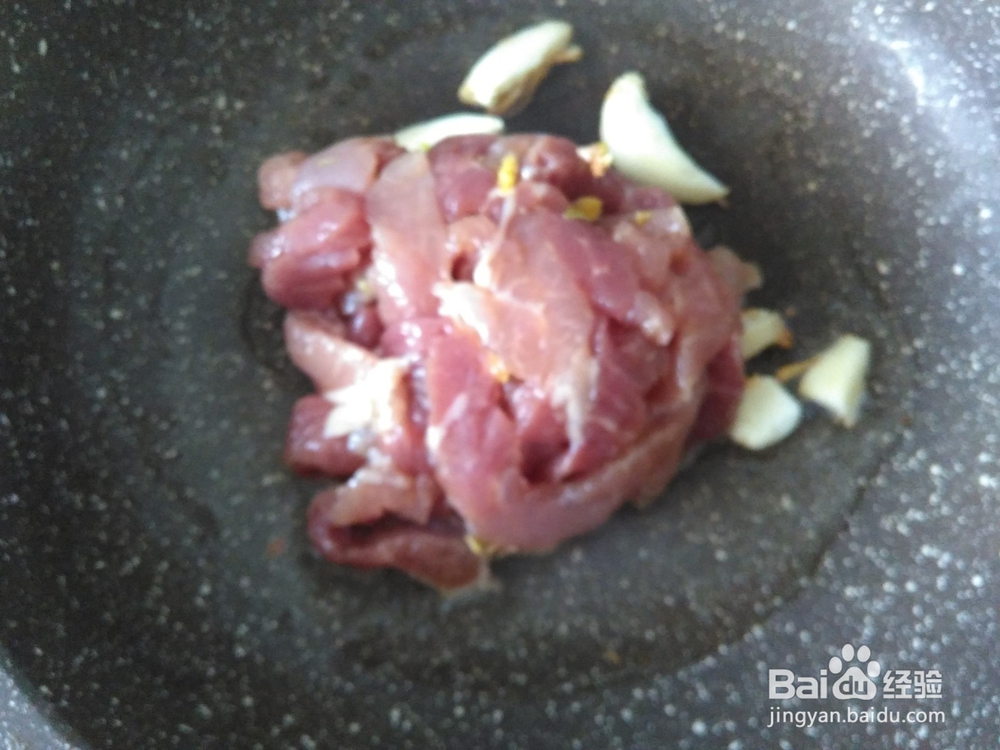 娃娃菜肉丝炒粉利的做法