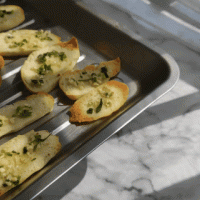 比饼干还好吃的蒜香烤馒头