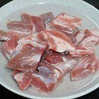在家制美味的莲藕排骨汤