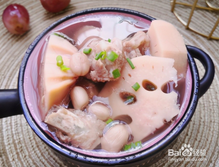 家庭自制花生排骨莲藕汤