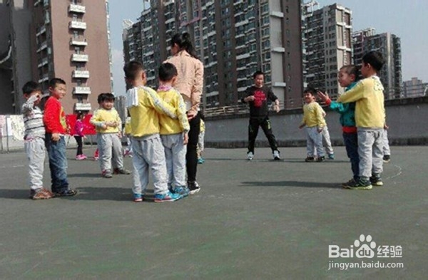 如何玩贴人游戏?