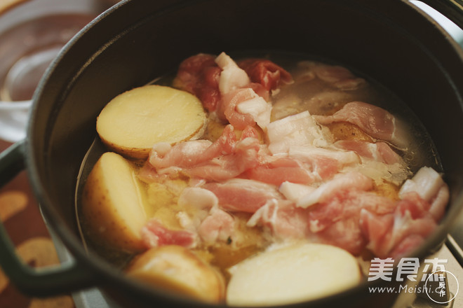 腌渍猪肉烧土豆|一厨作